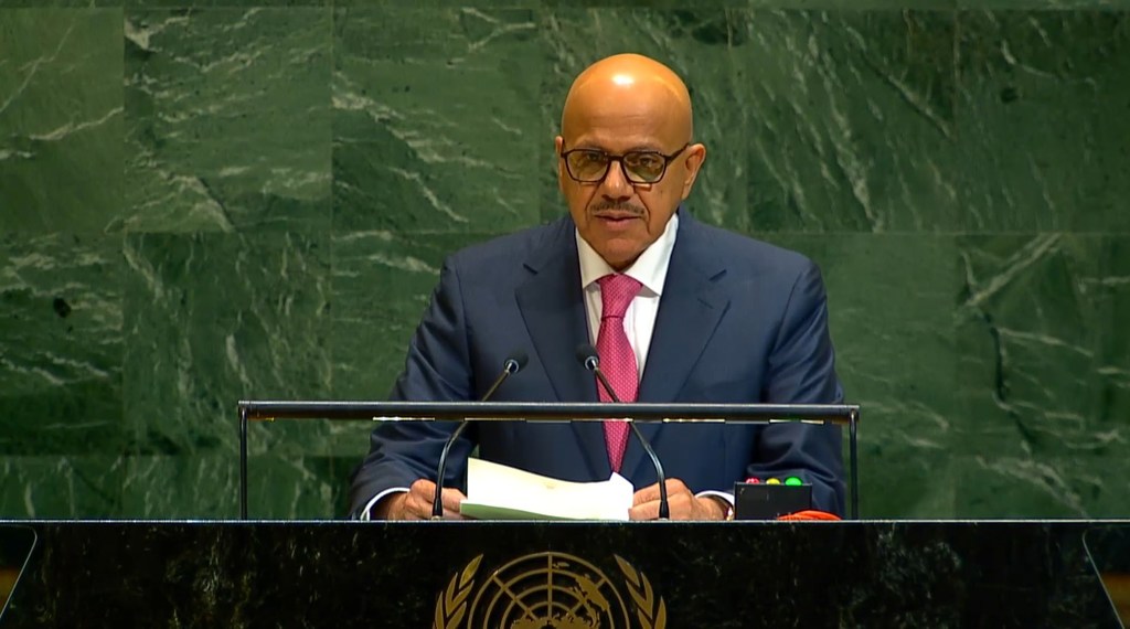 عبد اللطيف بن راشد الزياني وزير خارجية مملكة البحرين يلقي كلمته أمام الجمعية العامة.
